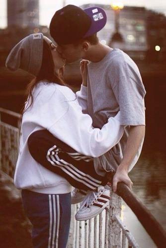 秀恩爱的情侣图片 情侣秀恩爱卡通图片