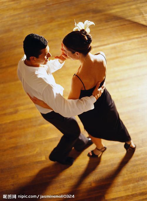 情侣跳舞的图片唯美 最美的情侣舞蹈