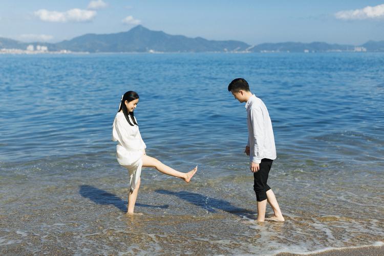 海边的情侣图片 海边情侣背景图