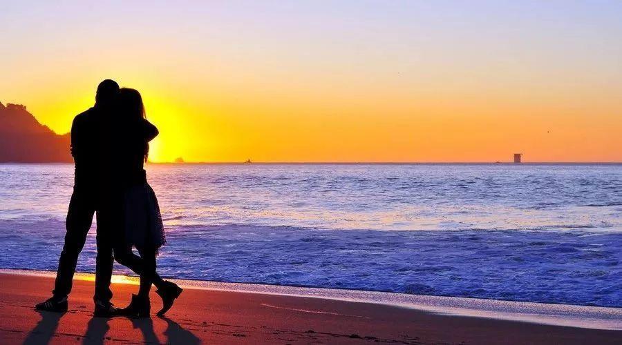 海边的情侣图片 海边情侣背景图