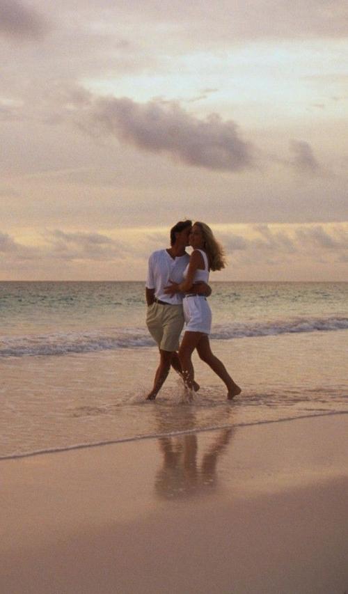 海边的情侣图片 海边情侣背景图