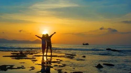 浪漫情侣看海图片 情侣看海图片