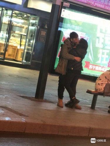 情侣亲吻图片真实 情侣牵手图片真实照片