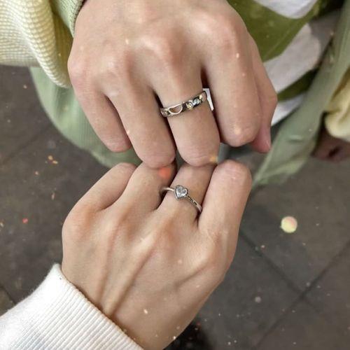 情侣戒指真实图片 戴戒指的图片