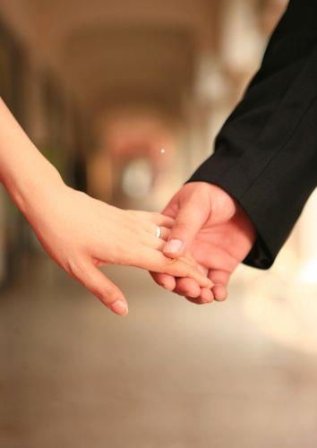 情侣三人背后牵手图片 情侣三人背叛牵手图片