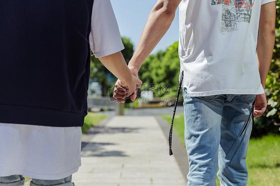 情侣三人背后牵手图片 情侣三人背叛牵手图片