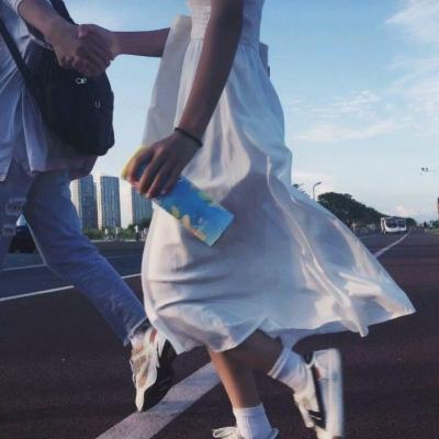 情侣牵手奔跑图片唯美 两个人牵手奔跑的图片