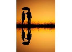 情侣打伞背影图片 情侣打伞的图片