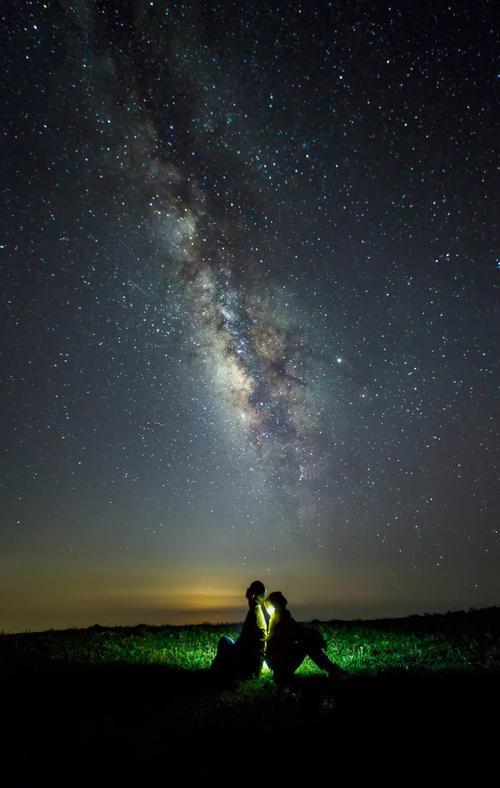 情侣看星空的图片 情侣夜空看星星的图片