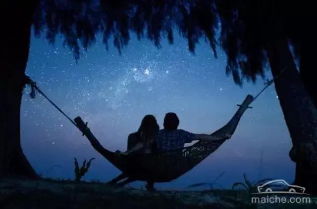 情侣看星空的图片 情侣夜空看星星的图片