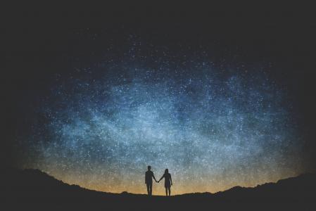情侣看星空的图片 情侣夜空看星星的图片