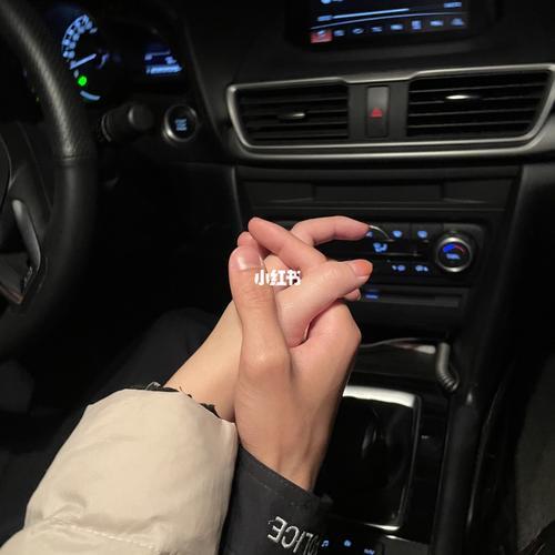 车内情侣图片 车里手牵手的情侣图片