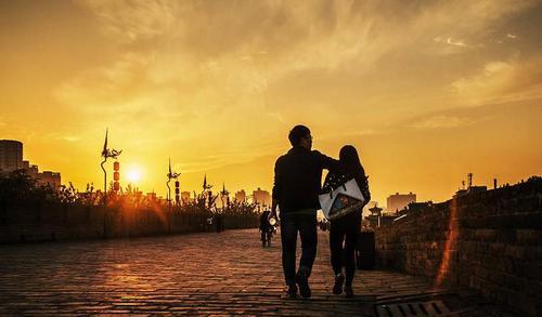 情侣散步背影图片 两个人散步的背影图片