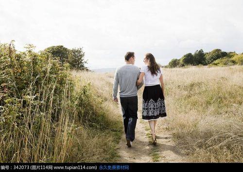 情侣散步背影图片 两个人散步的背影图片