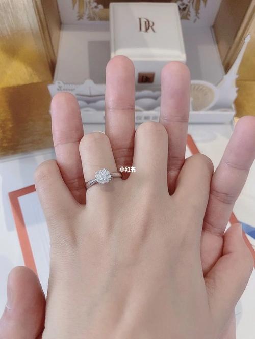 情侣婚戒牵手图片 情侣戒指图片牵手图片