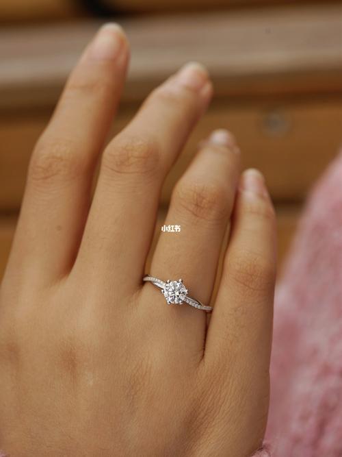 情侣婚戒牵手图片 情侣戒指图片牵手图片