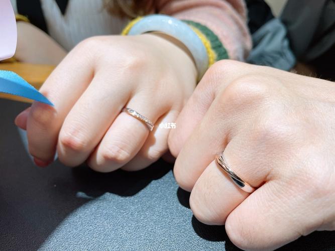 情侣婚戒牵手图片 情侣戒指图片牵手图片