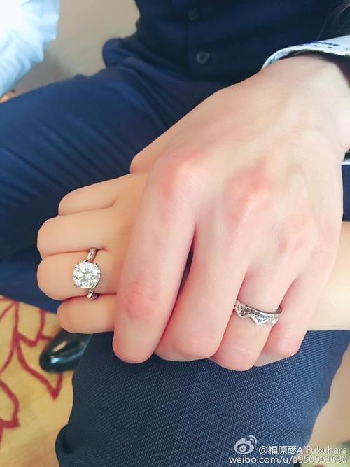 情侣婚戒牵手图片 情侣戒指图片牵手图片