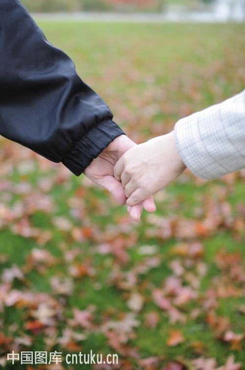 男女握手图片情侣 情侣手握手照姿势图片