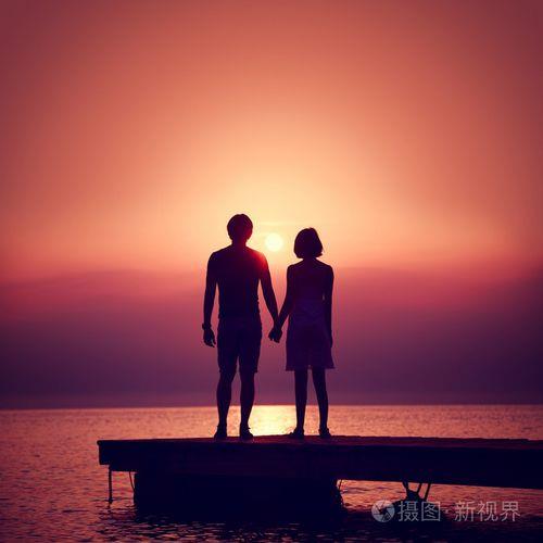 情侣看日落图片 情侣看日落背影图片