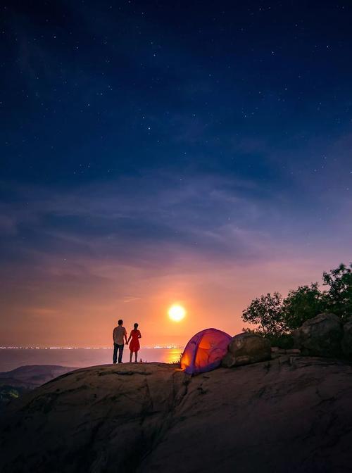 情侣看月亮背影图片 情侣月亮唯美图片