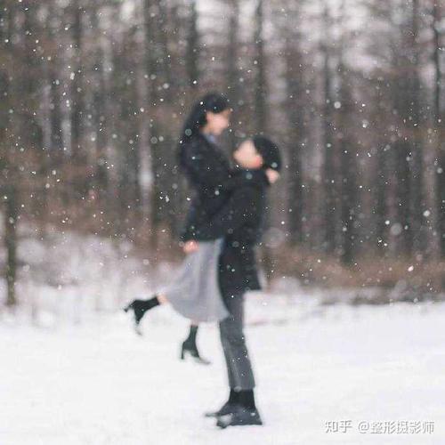 下雪情侣的图片大全 情侣下雪的图片大全动漫