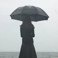 情侣下雨打伞背影图片 情侣下雨打伞朦胧唯美图片