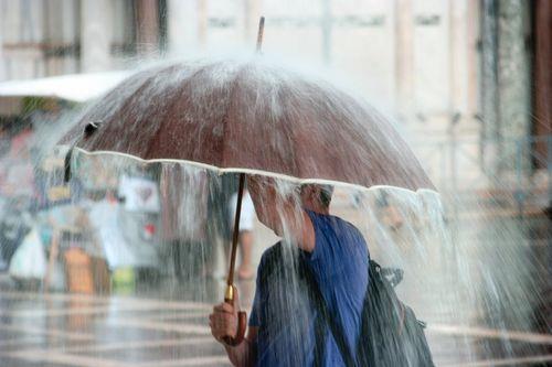 情侣下雨打伞背影图片 情侣下雨打伞朦胧唯美图片