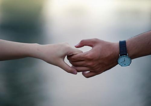 男女生牵手的情侣图片 男女牵手的图片唯美
