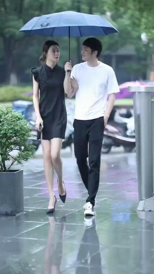 情侣雨中漫步背影图片 两个人雨中漫步背影图片
