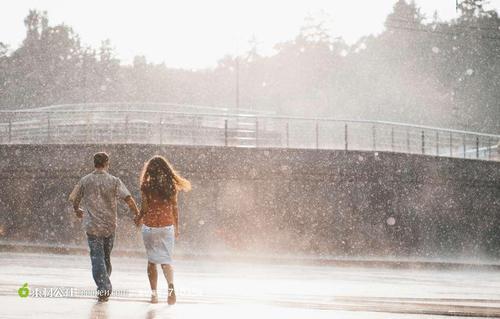情侣雨中漫步背影图片 两个人雨中漫步背影图片