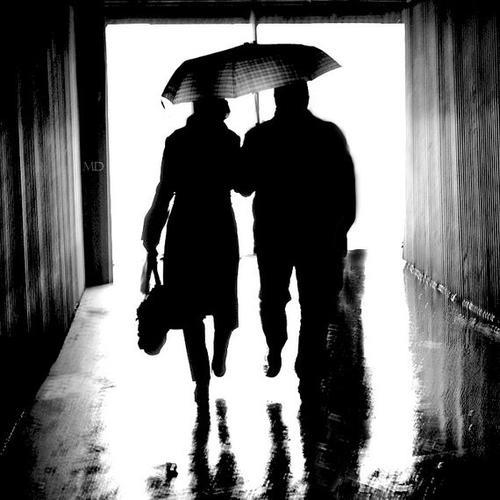 情侣雨中漫步背影图片 两个人雨中漫步背影图片