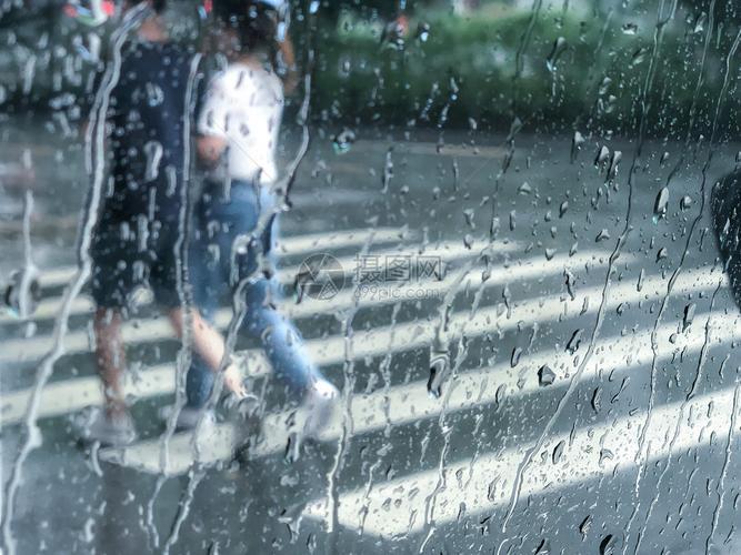 情侣雨中漫步背影图片 两个人雨中漫步背影图片