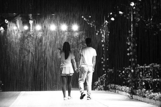情侣雨中漫步背影图片 两个人雨中漫步背影图片
