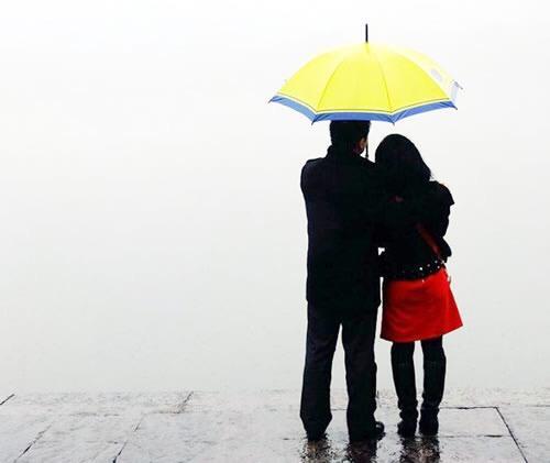 情侣雨中漫步背影图片 两个人雨中漫步背影图片