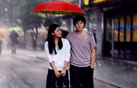 情侣雨中漫步背影图片 两个人雨中漫步背影图片