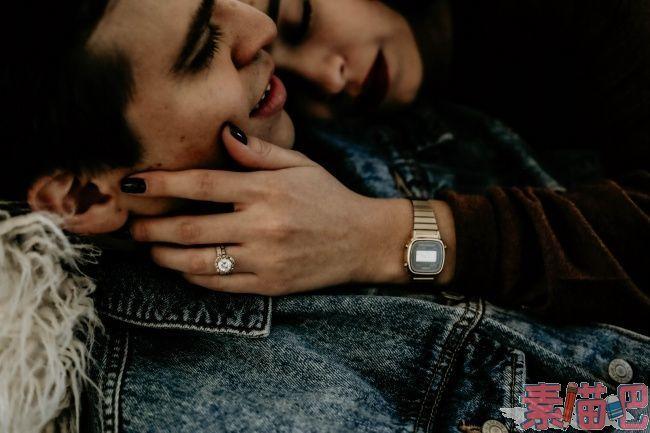 情侣暧昧图 情侣间的图片