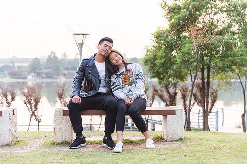 情侣坐椅子抱着的图片 两个人坐在椅子上的图片