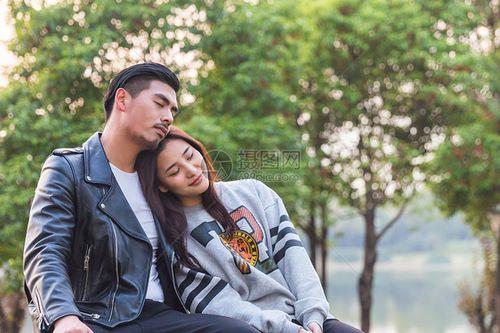 情侣坐椅子抱着的图片 两个人坐在椅子上的图片