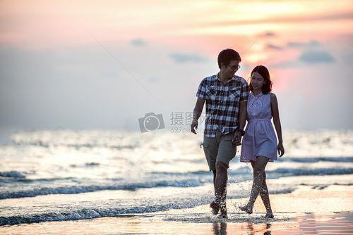 情侣海边散步图片 情侣在海边的图片
