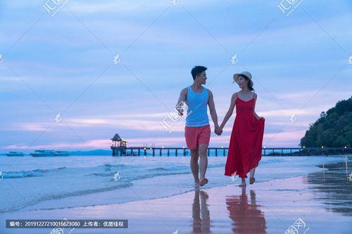 情侣海边散步图片 情侣在海边的图片