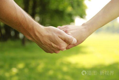 情侣手握在一起的图片 情侣手牵在一起的图