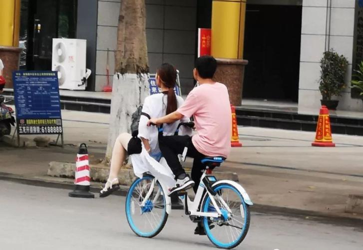 情侣单车图片 单车恋人图片情侣