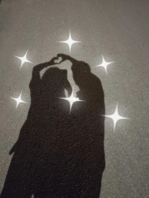 夜晚情侣走路影子图片 夜晚情侣牵手影子图片唯美