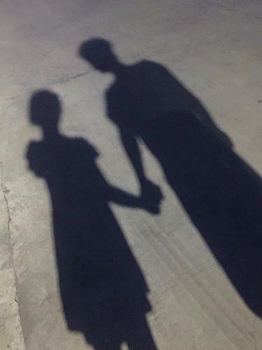 夜晚情侣走路影子图片 夜晚情侣牵手影子图片唯美
