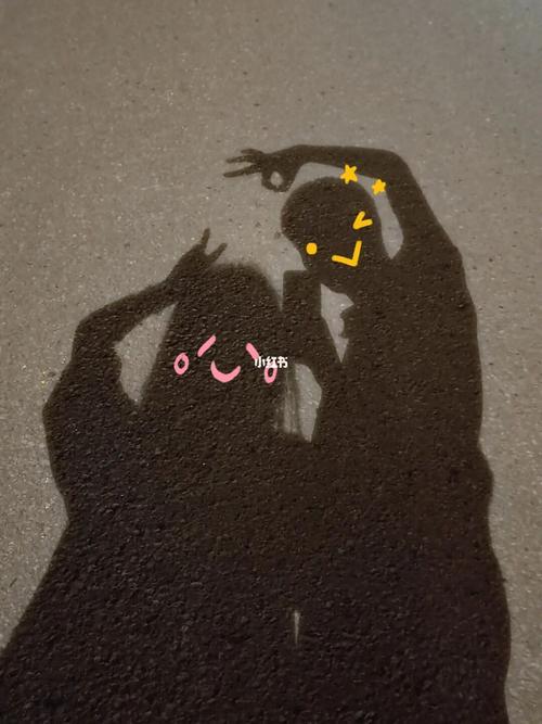 夜晚情侣走路影子图片 夜晚情侣牵手影子图片唯美