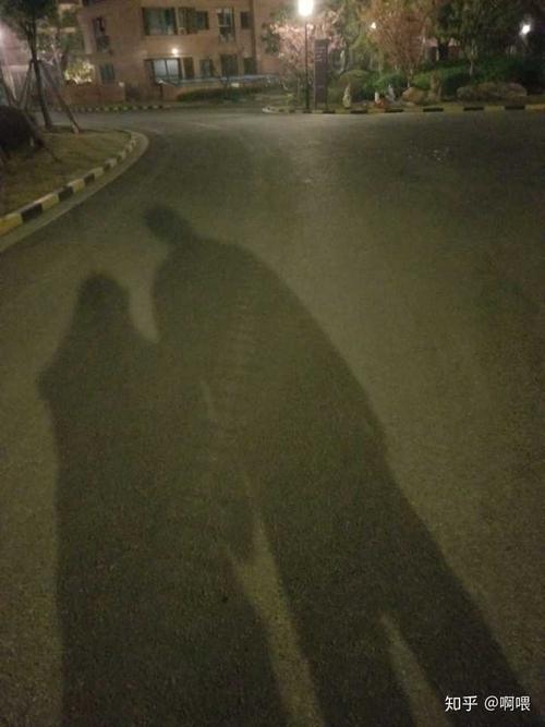 夜晚情侣走路影子图片 夜晚情侣牵手影子图片唯美