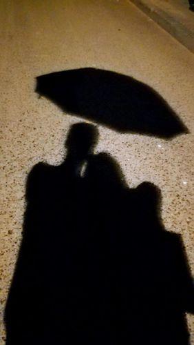 夜晚情侣走路影子图片 夜晚情侣牵手影子图片唯美