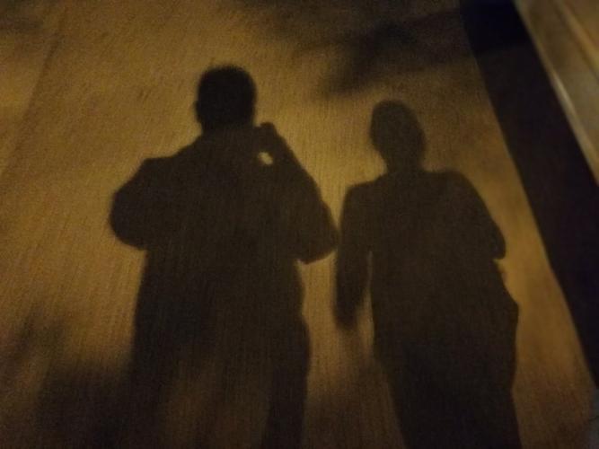 夜晚情侣走路影子图片 夜晚情侣牵手影子图片唯美
