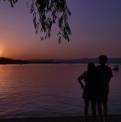 情侣一起看夕阳的图片 情侣并肩看夕阳的图片